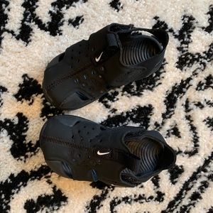 Infant boy size 5 Nike, great condition